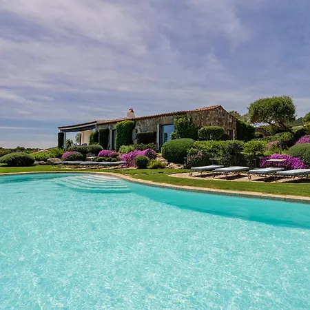 Villa Panoramica Vista Mare-privacy Con Piscina Cugnana Verde